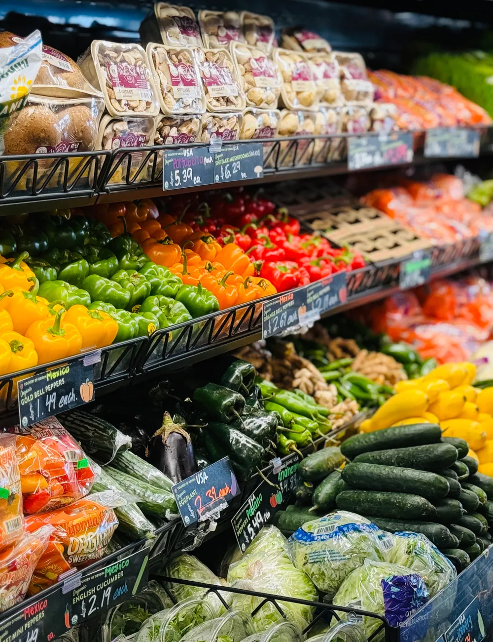 Gôndola de hortifrúti com legumes e verduras